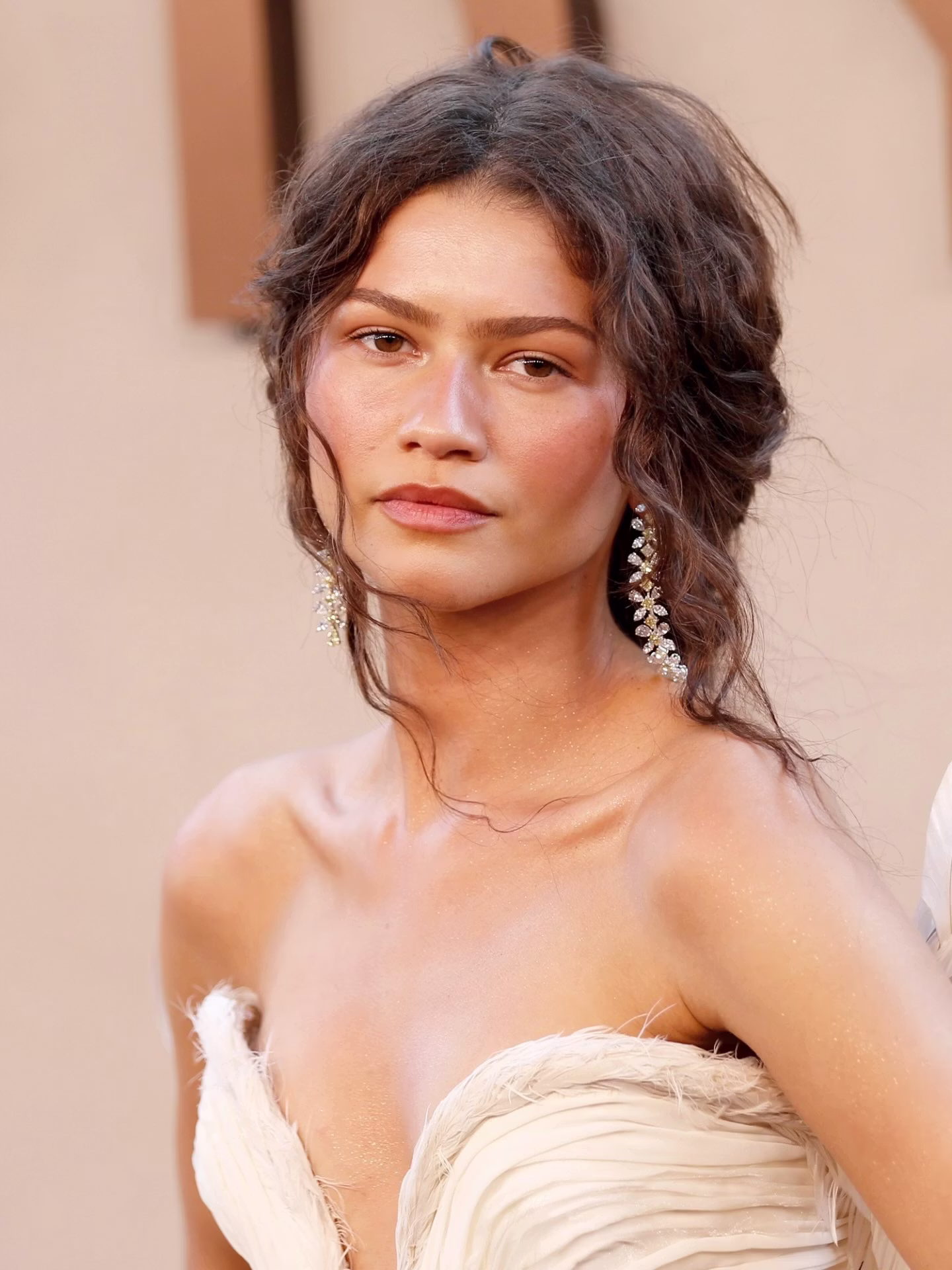 How To Recreate Celebrity Smokey Eyes, 1960s Liner And Ghost Lashes
