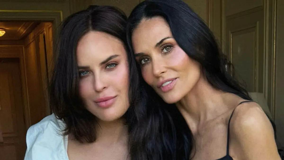 The Monochromatic Makeup Trend Celebrities Use to Look Polished at Any Age