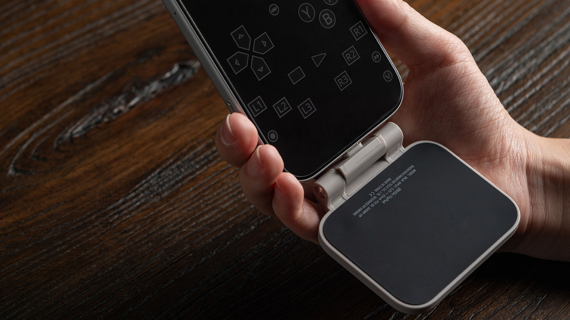 8BitDo FlipPad: Tay cầm gập 30 USD có đáng mua cho mobile?