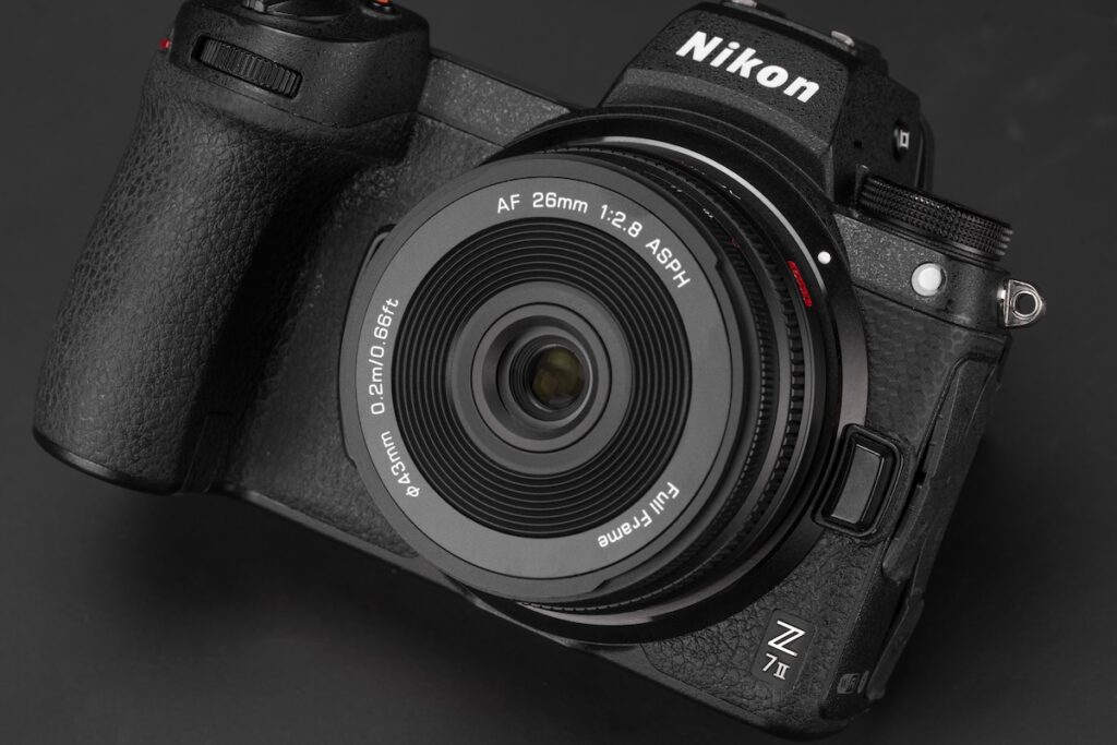 Viltrox 26mm f/2.8 EVO: Ống kính pancake compact cho nhiếp ảnh du lịch