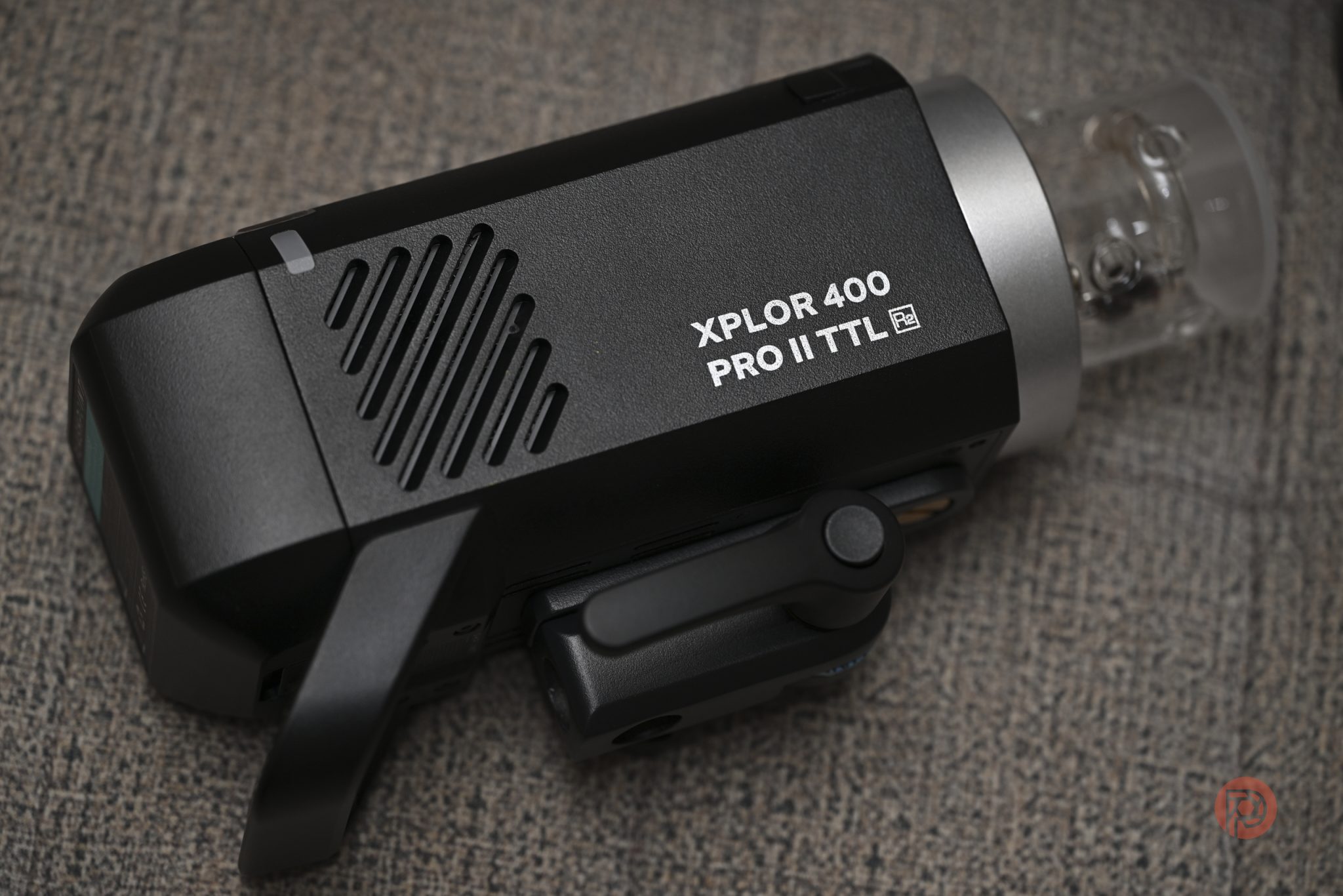 Flashpoint XPLOR 400 Pro II vs Godox KNOWLED AM800R: đèn nào cho studio chuyên nghiệp?