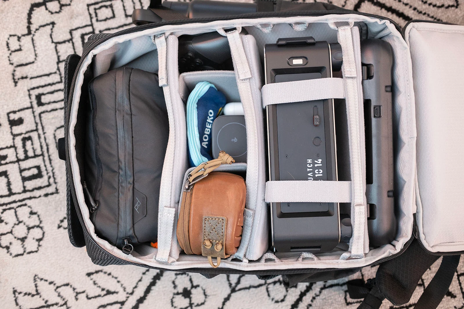 Balo máy ảnh SmallRig 25L: sáng tạo chống rơi hay bản sao Vandra?