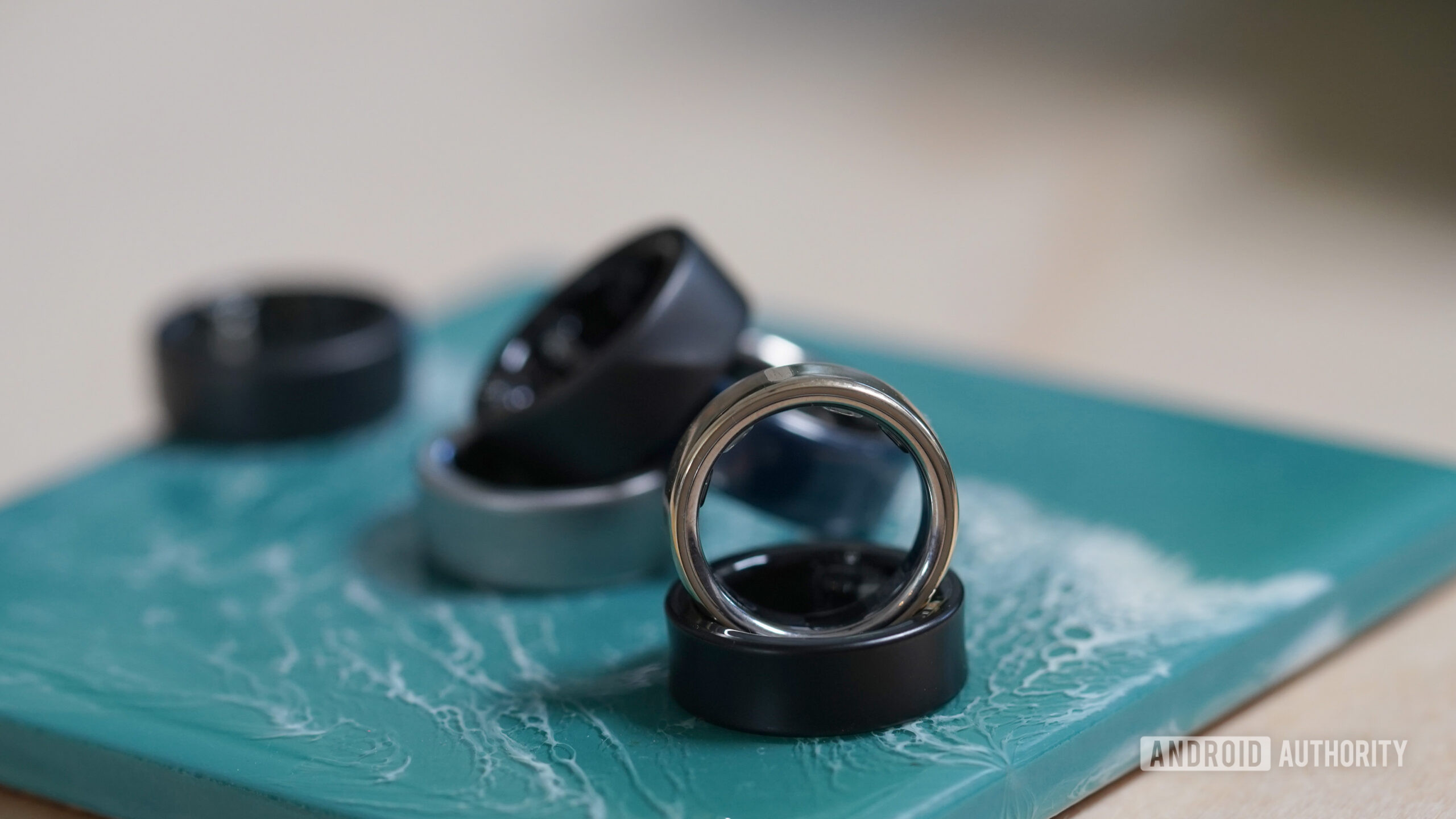 Oura Ring 5 vs Galaxy Ring: vòng đeo thông minh nào đáng tiền hơn smartwatch?