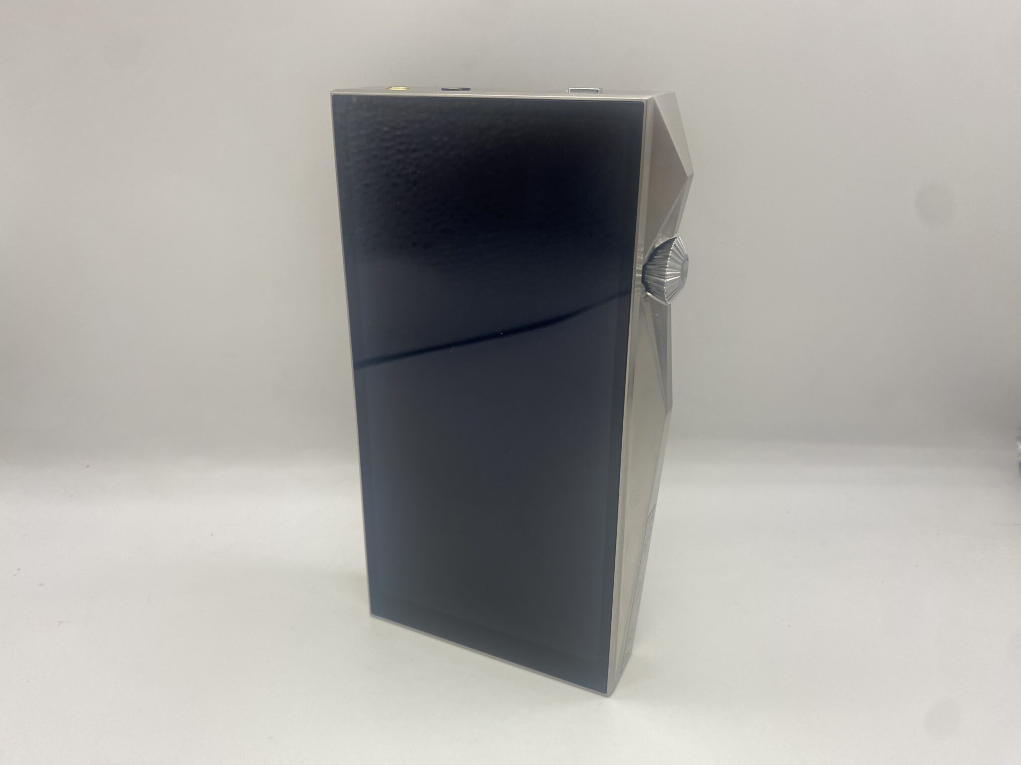 Astell & Kern SP4000T vs FiiO Snowsky Oak Nano: chọn máy phát nhạc số cao cấp nào cho audiophile