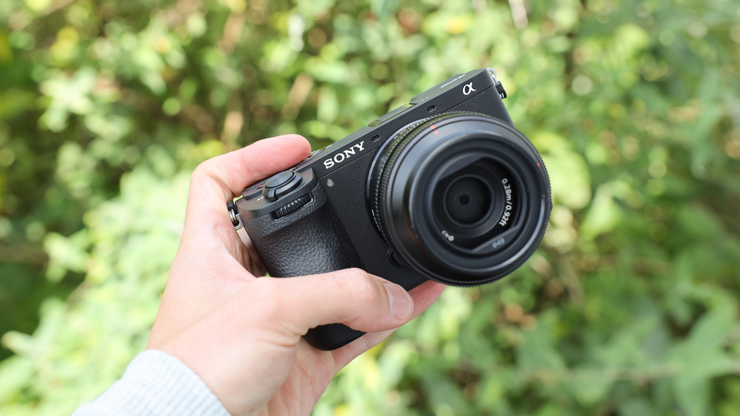 Best Lenses for Sony APS-C Cameras: Vlogging, Travel, and Hybrid Shooting