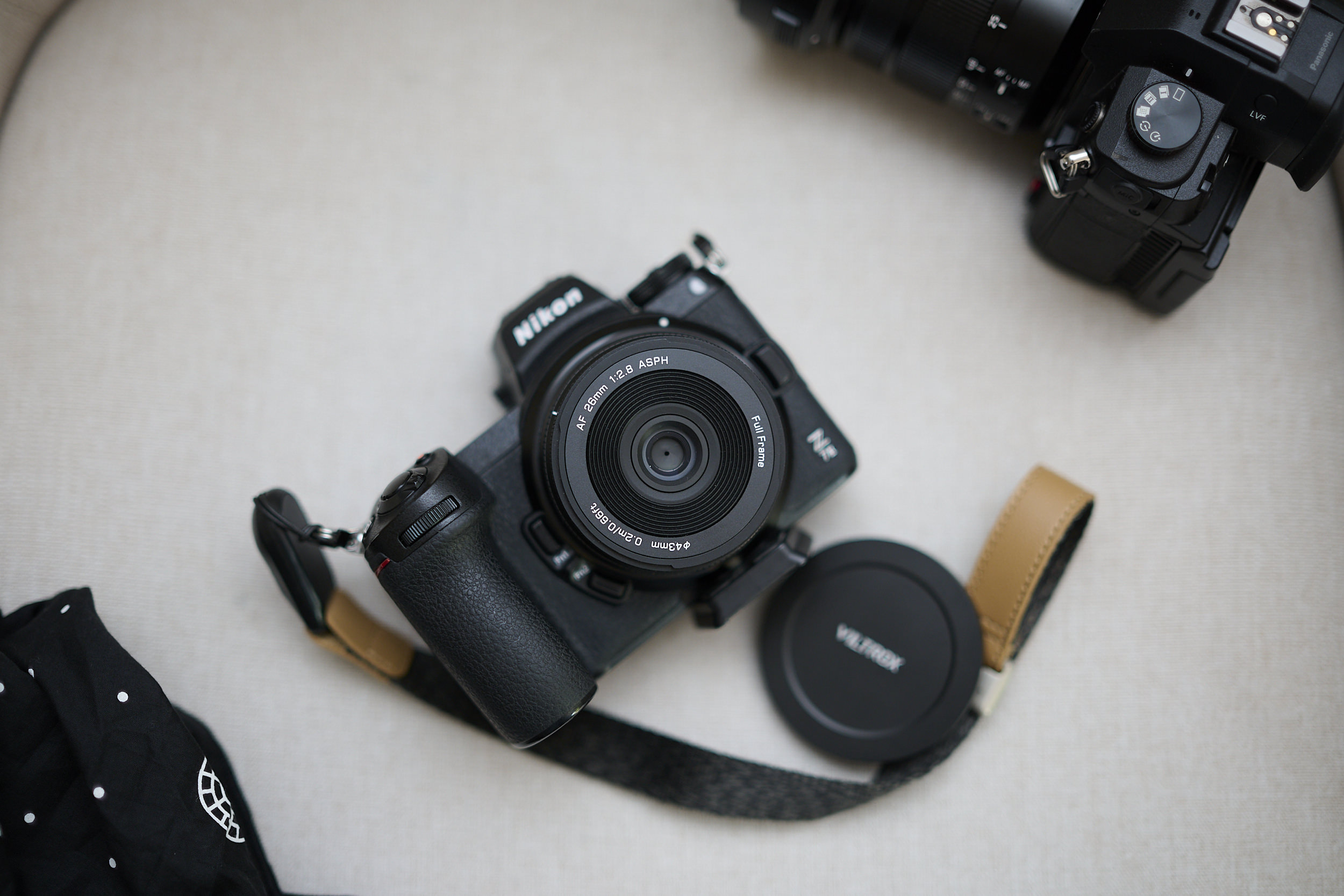 Ống kính pancake Viltrox 26mm F2.8 EVO có đáng để biến máy full-frame thành EDC?