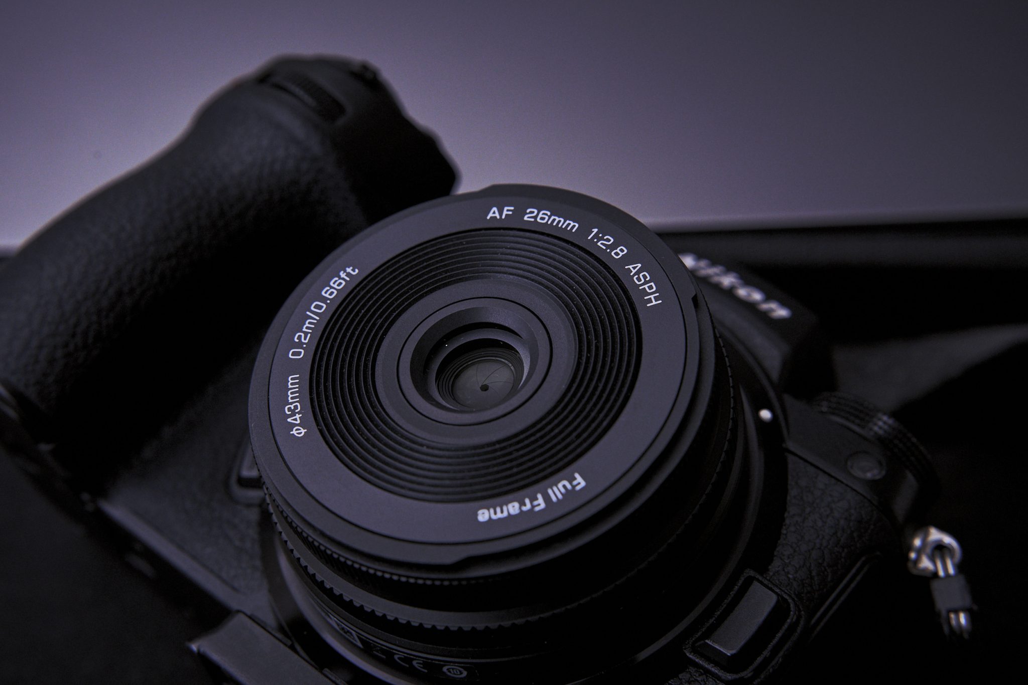 Ống kính pancake Viltrox 26mm F2.8 EVO có đáng để biến máy full-frame thành EDC?