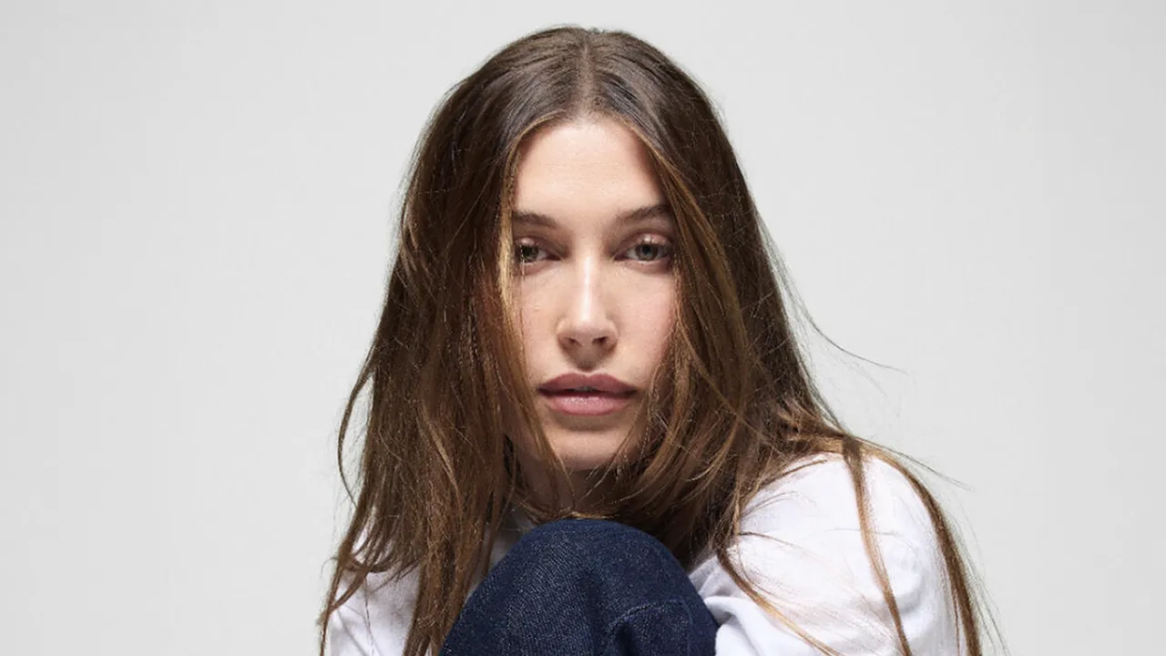 Master the Baggy Denim Look: Style Oversized Jeans Like a Celebrity