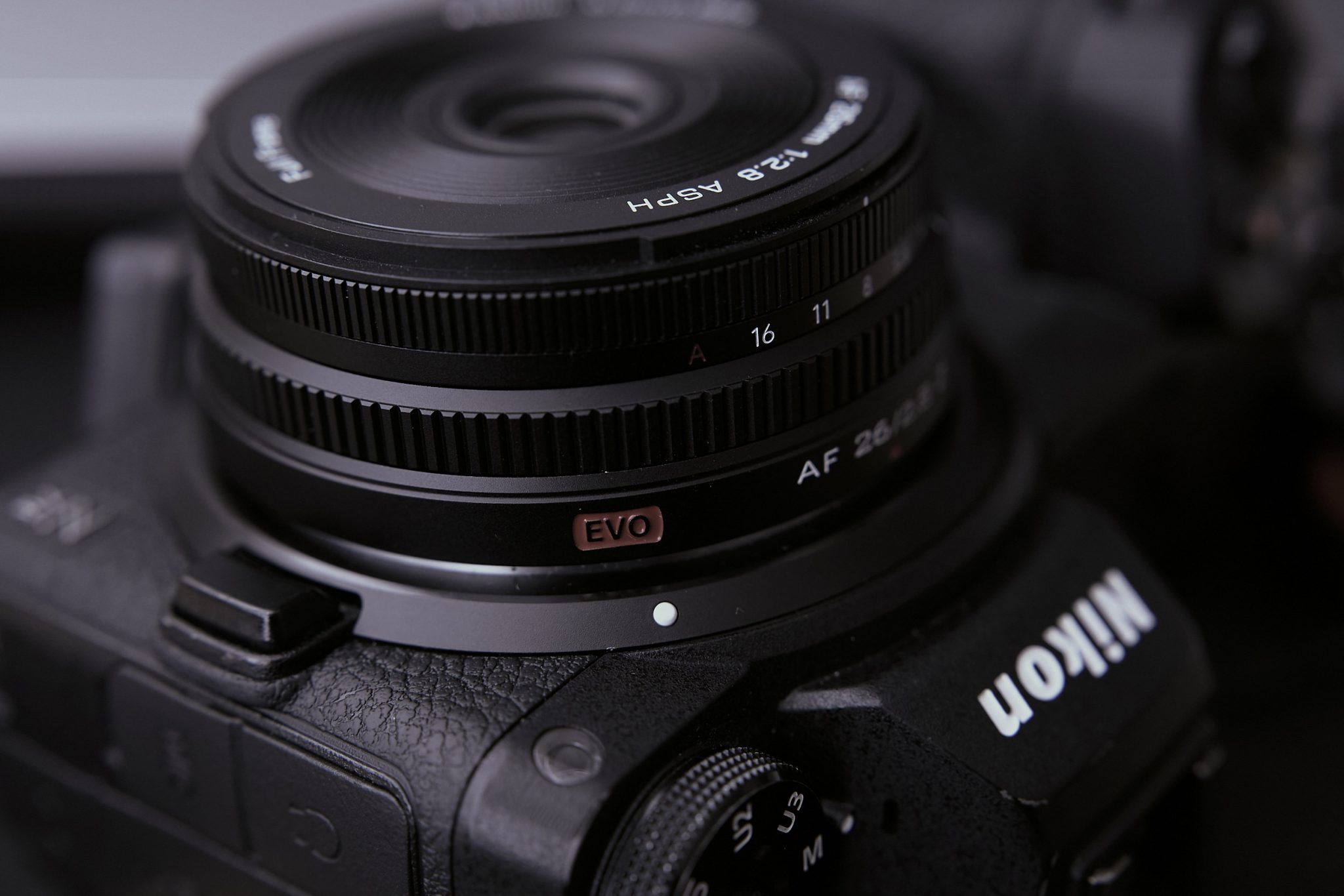 Ống kính pancake Viltrox 26mm F2.8 EVO có đáng để biến máy full-frame thành EDC?
