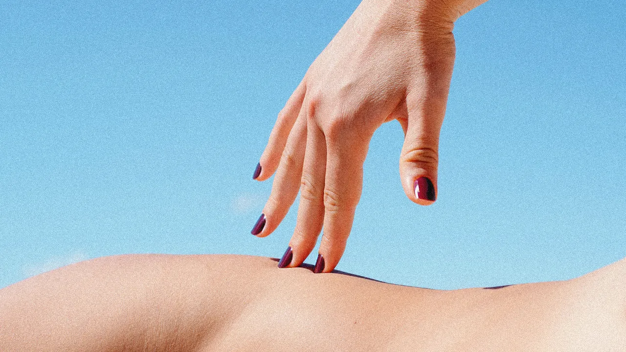 Chrome and Iridescent Nails Are Dominating Summer