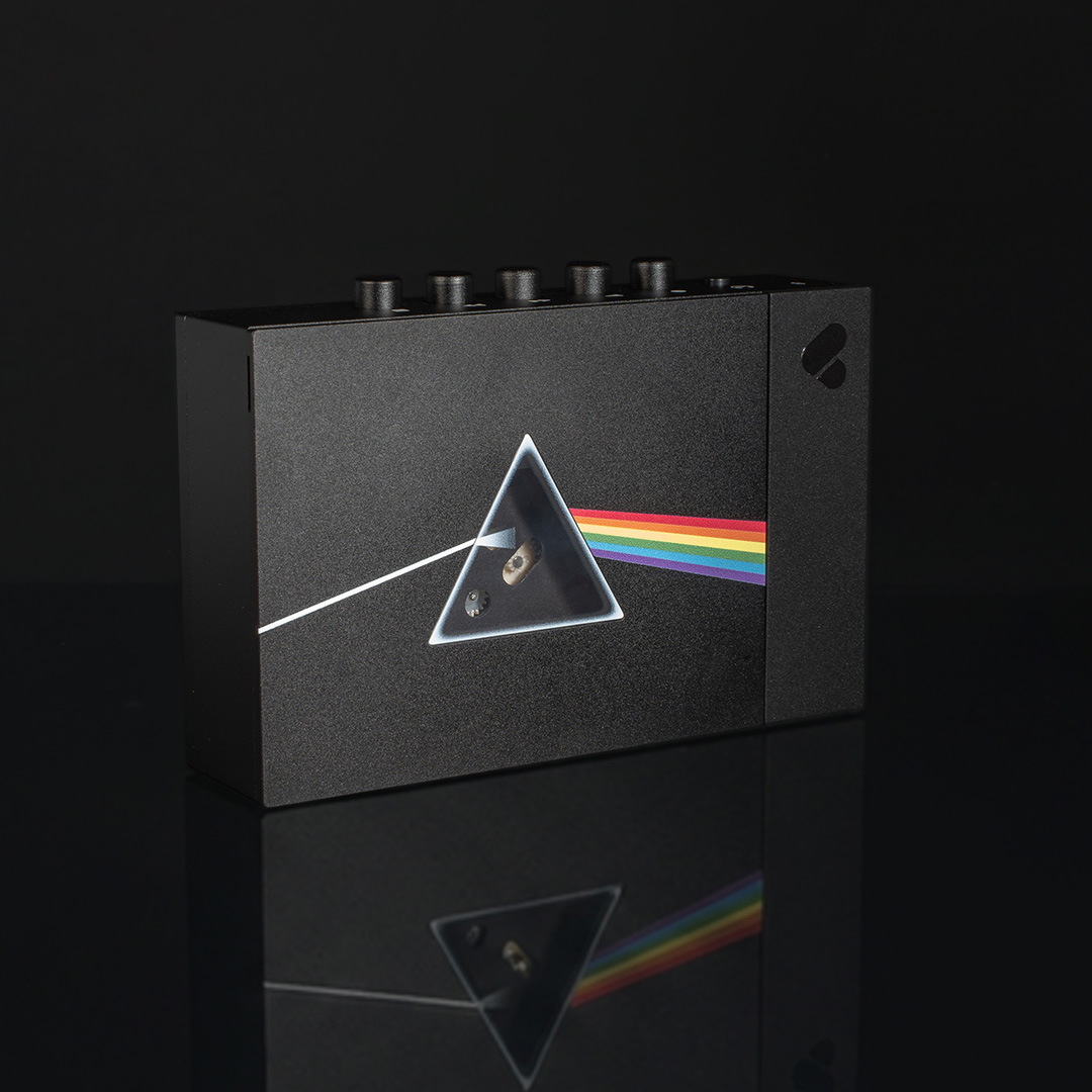 Cassette và CD tái sinh: Thiết bị phát nhạc retro cho trải nghiệm immersive