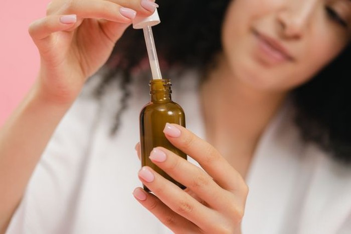 Serum vitamin C 20% có thật sự làm sáng da trong 8 tuần?