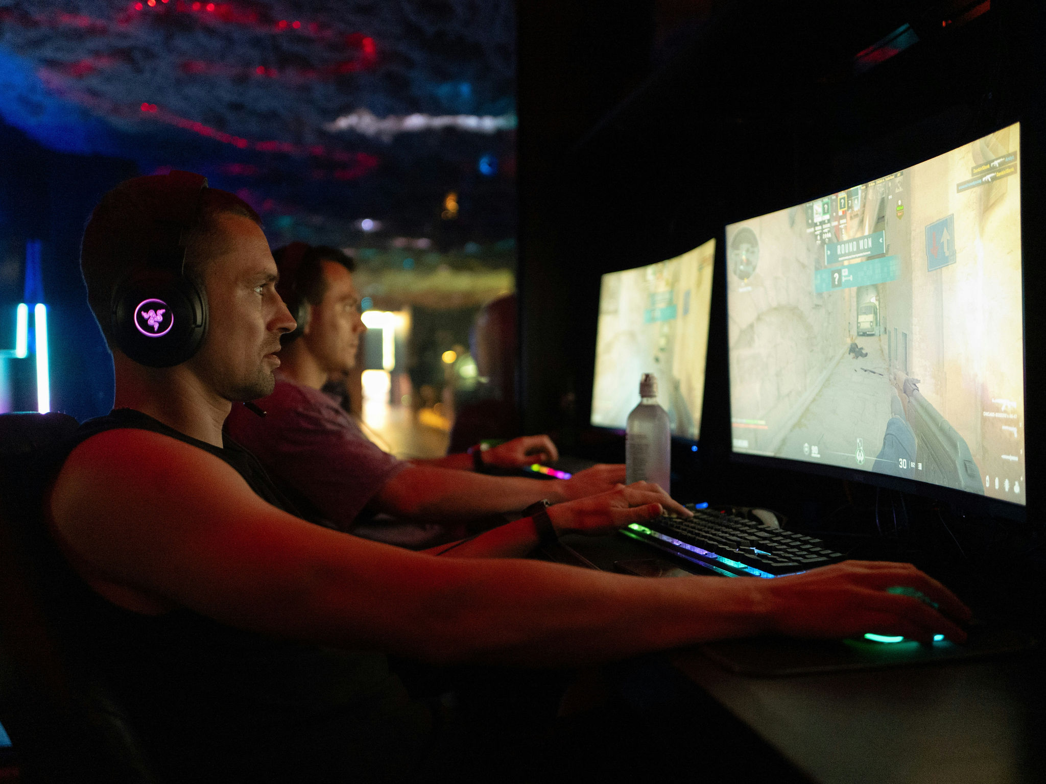 Màn hình OLED 480Hz: lợi thế thật cho game thủ FPS hay chỉ là chiêu marketing?