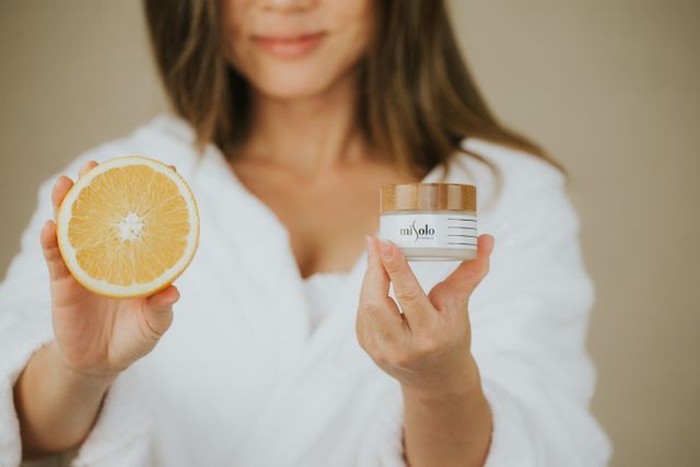 Serum vitamin C 20% có thật sự làm sáng da trong 8 tuần?