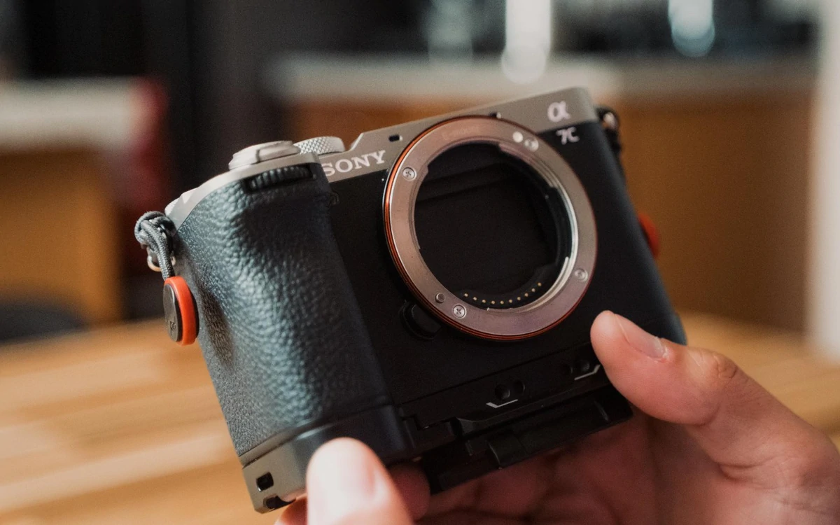 Sony A7C II: Máy ảnh full-frame nhỏ gọn cho người thích đi nhẹ
