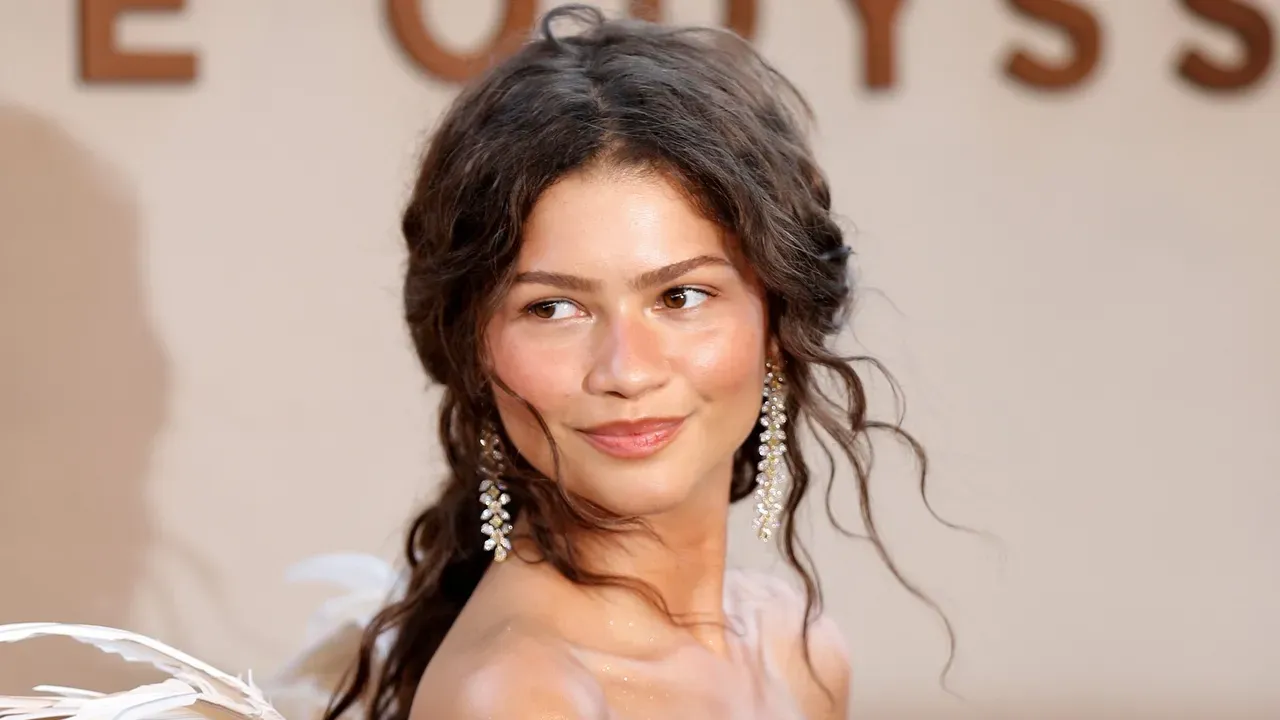 Cách tạo eyeliner đỏ sang trọng lấy cảm hứng từ Zendaya