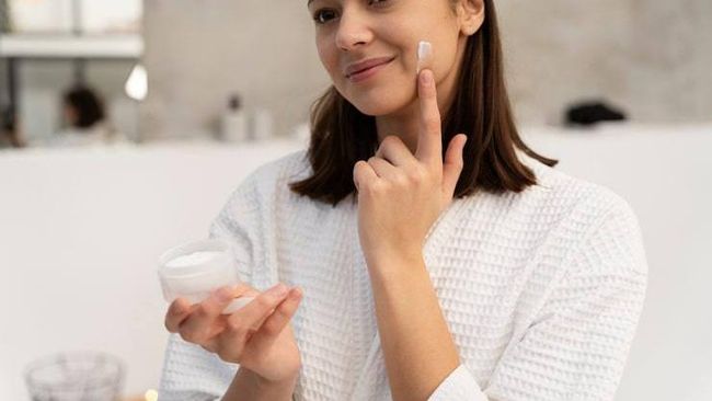 Da dầu mụn mùa hè: 6 bước chăm da thông thoáng