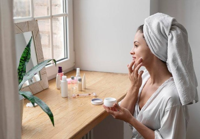 Da dầu mụn mùa hè: 6 bước chăm da thông thoáng