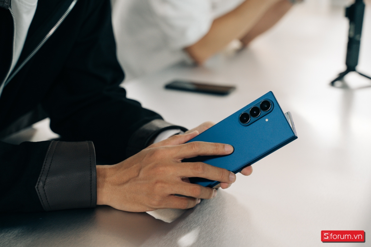 Samsung Galaxy Z Fold 7 đối đầu Moto Razr Fold: Ai xứng đáng là điện thoại gập tốt nhất?