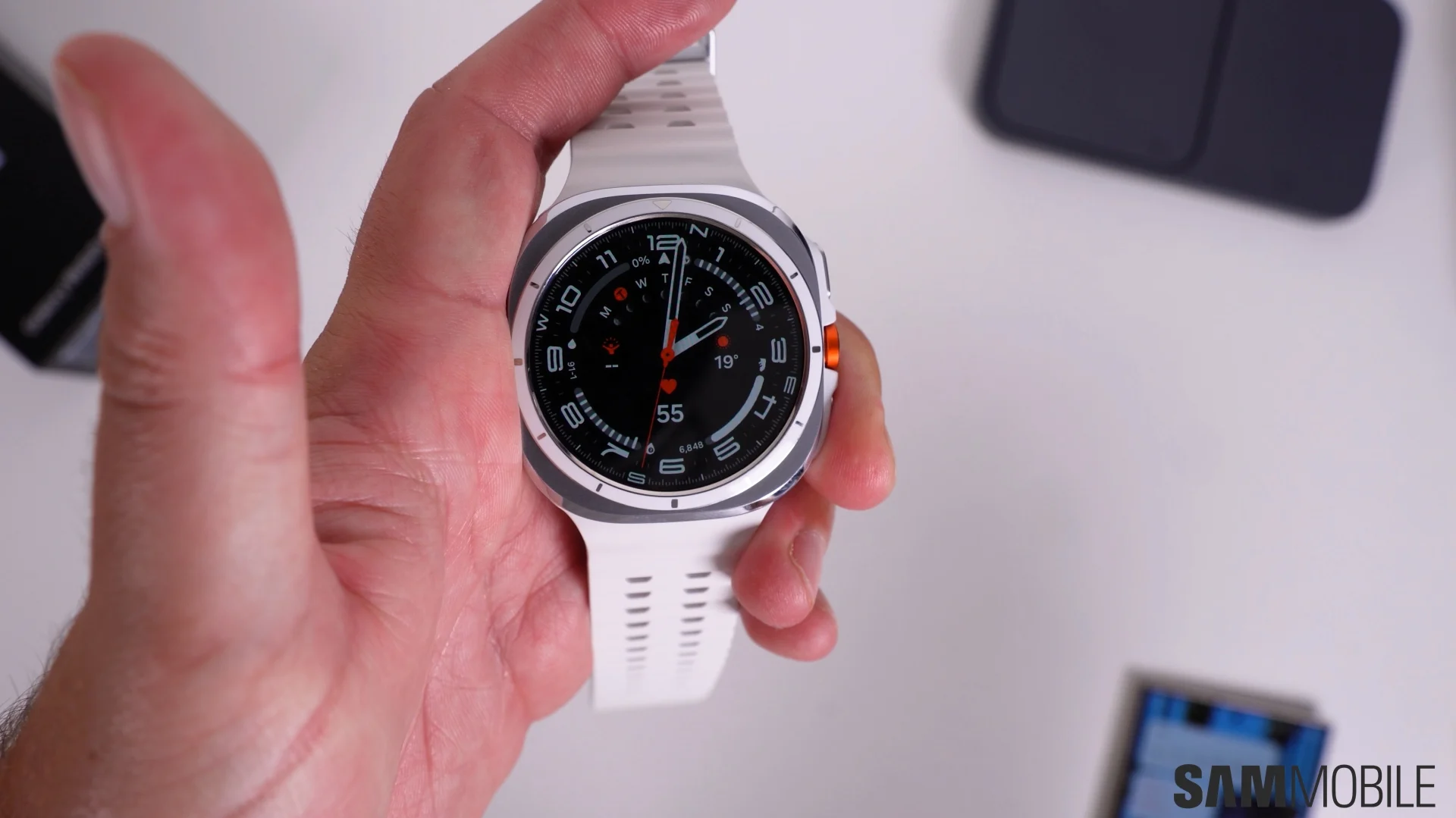 Galaxy Watch Ultra 2: màn hình 5.000 nit, IP69K và pin tăng 35%