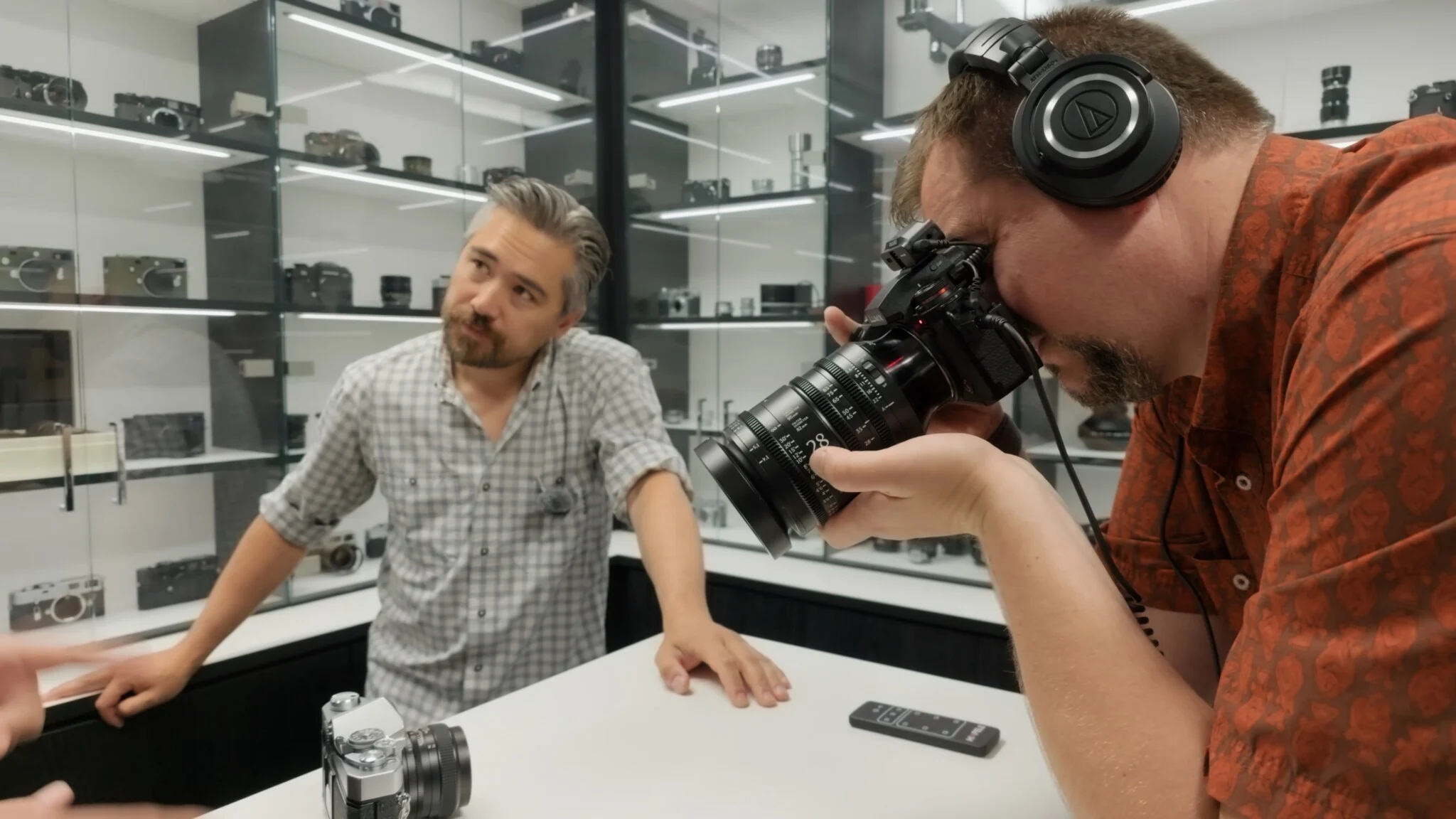 Viltrox EVO 26mm F2.8 vs Sigma Cine AF: Ống kính compact cho du lịch và video