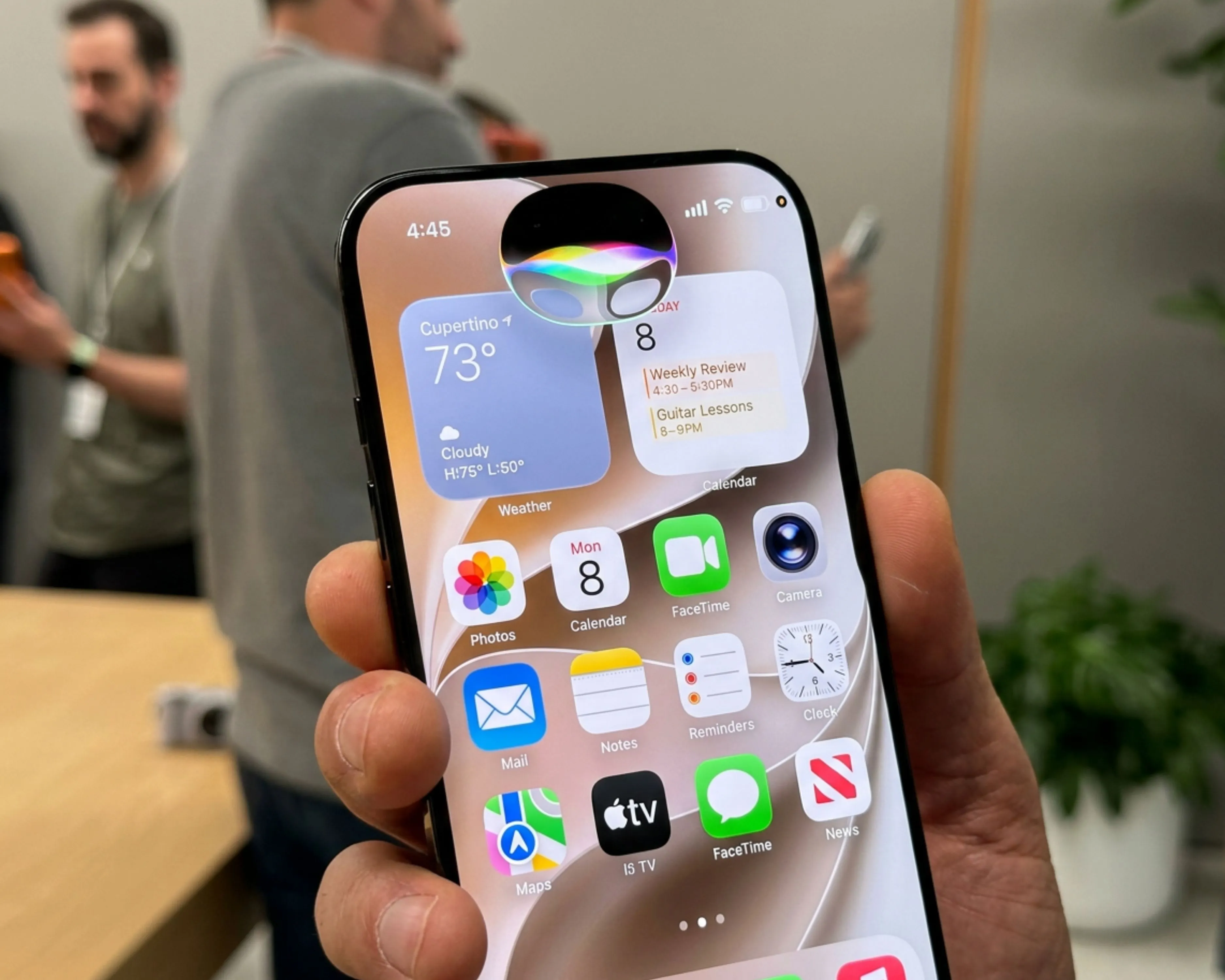 Siri AI được tái sinh trên iOS 27: từ trợ lý giọng nói đến chatbot iPhone