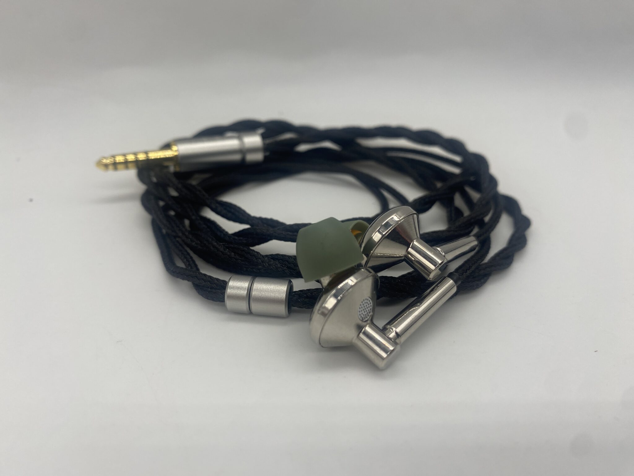 ddHiFi Memory 4.4 vs Juzear Nebula: tai nghe hybrid IEM nào đáng tiền hơn?
