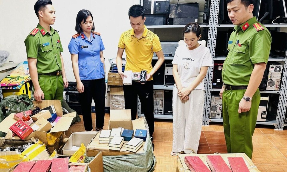 Công an triệt phá đường dây nước hoa giả Chanel, Dior, Gucci tại Thanh Hóa