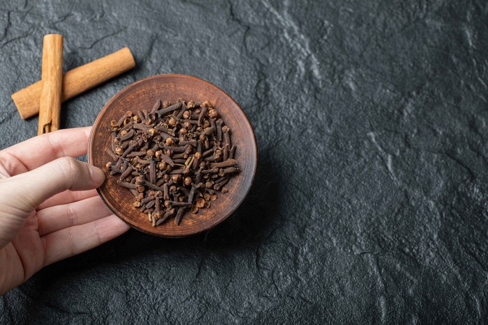 Gội đầu với lá húng quế và cengkeh: liệu pháp dân gian hiệu quả cho da đầu