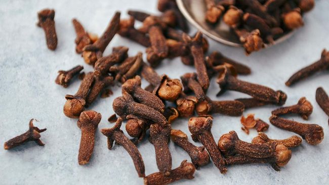 Gội đầu với lá húng quế và cengkeh: liệu pháp dân gian hiệu quả cho da đầu