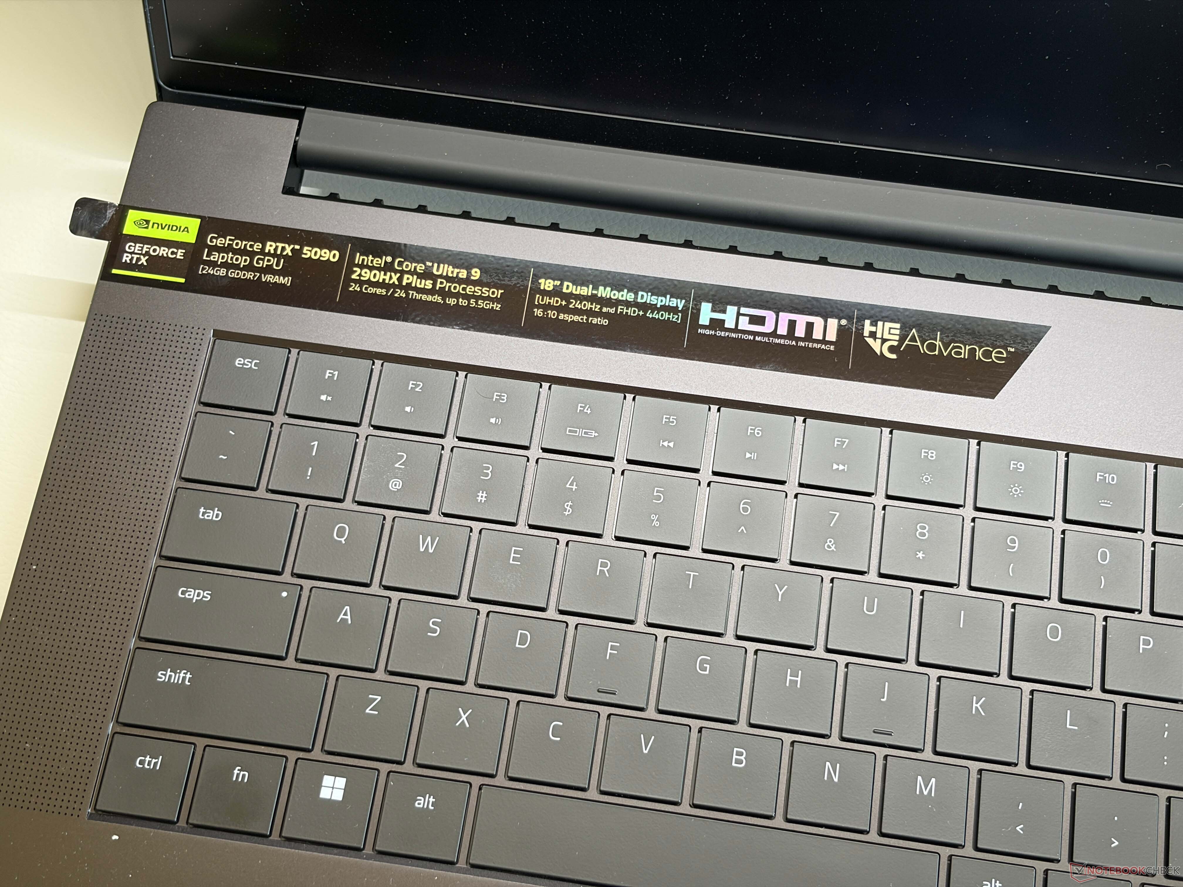 Razer Blade 18 tăng hơn 500 USD nhưng hiệu năng gaming dậm chân: có đáng tiền?