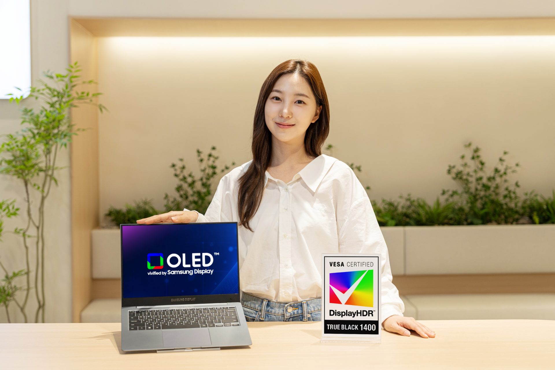 Samsung’s Tandem OLED Laptops: Why 1,600 Nits Matter