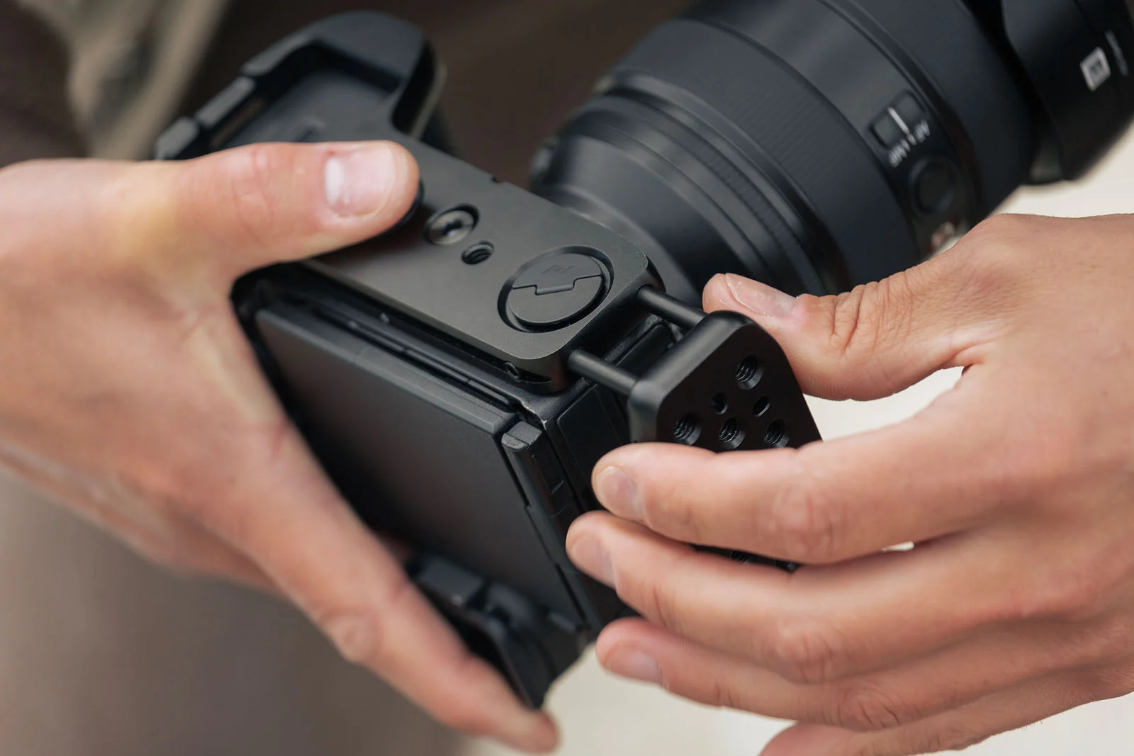 L-bracket Peak Design và flash Godox Lux Junior II: khác biệt ở tư duy làm việc