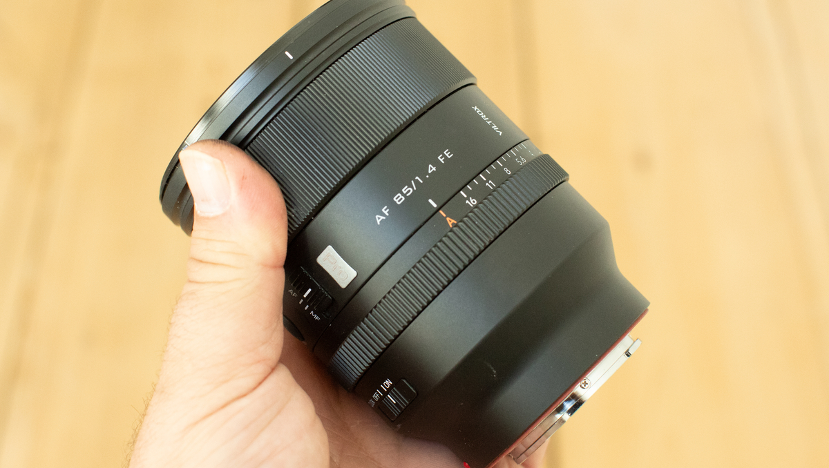 Viltrox AF 85mm F1.4 Pro vs Sigma Cine AF: nên chọn ống kính nào cho chân dung cao cấp?