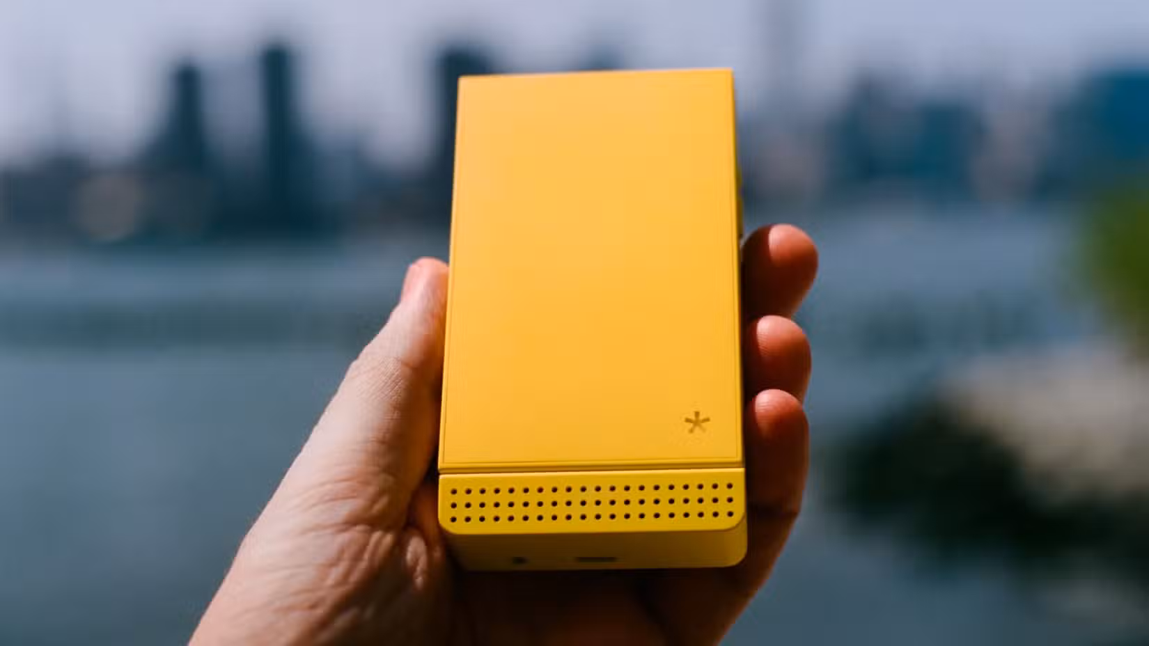 This $299 Flip Phone Ditches Apps to Fight Doomscrolling
