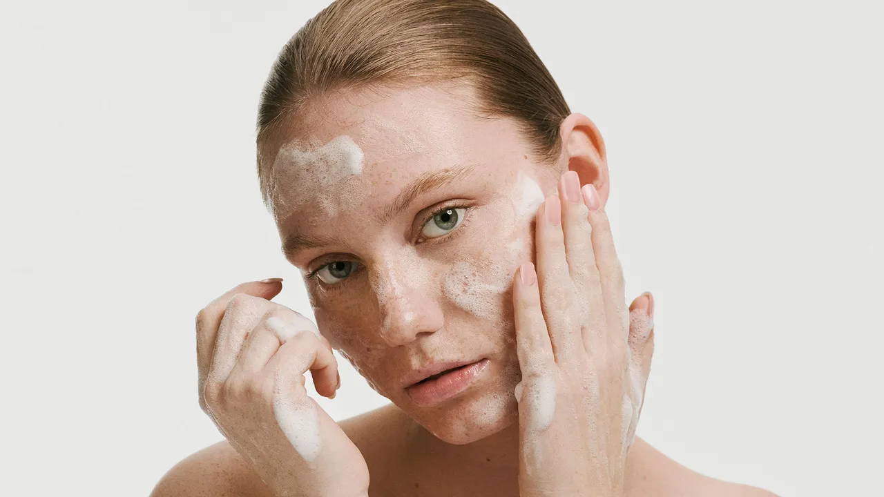 The Right Way to Cleanse Your Face: Morning vs. Evening