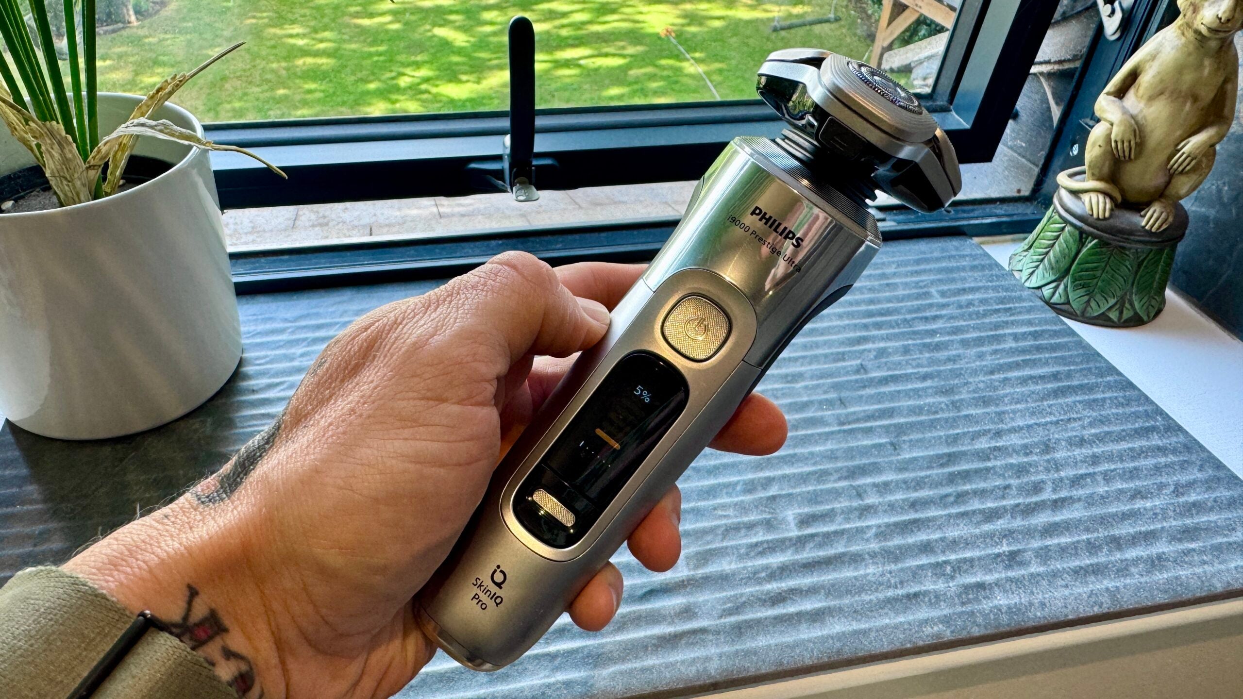 Rotary vs Foil Shavers for Sensitive Skin: Philips i9000 vs Manscaped Chairman Plus
