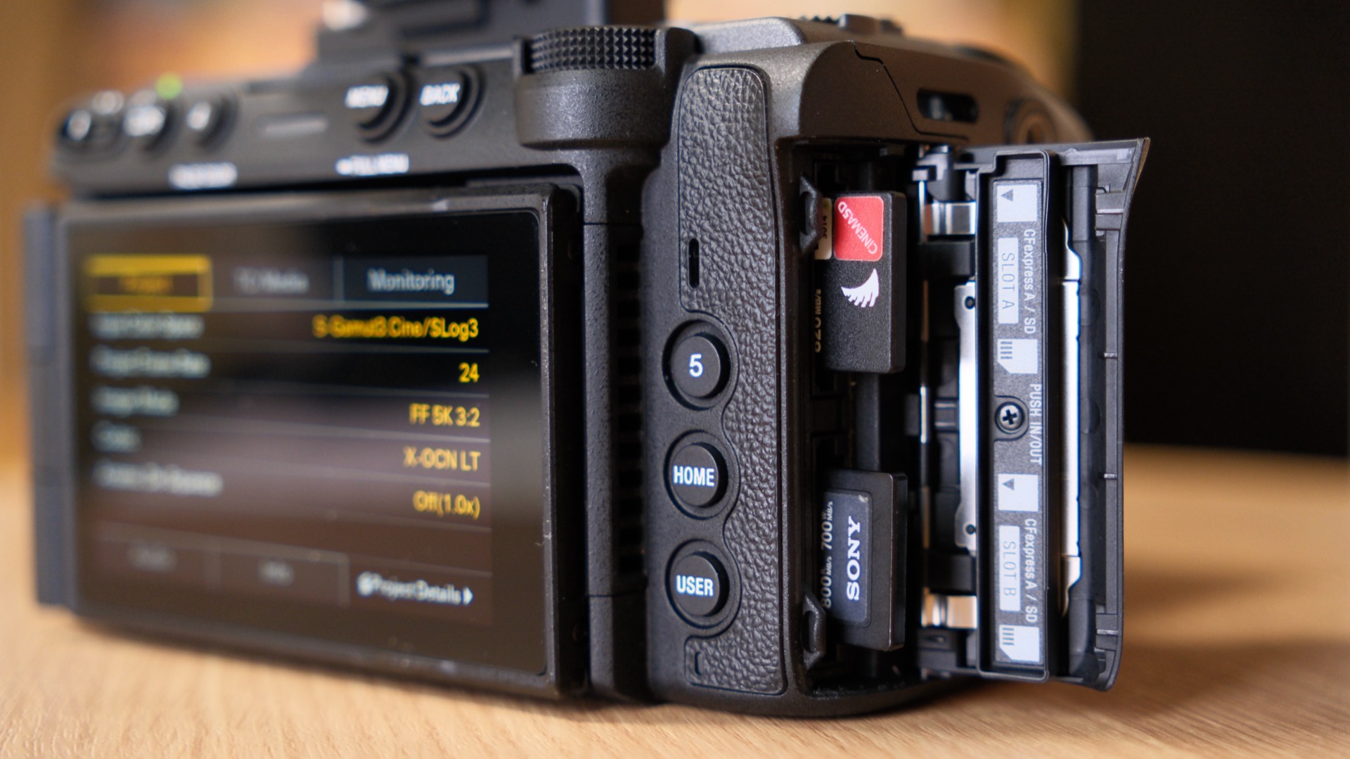 Sony FX5 vs FX3: Những nâng cấp nào đáng tiền cho nhà quay phim?