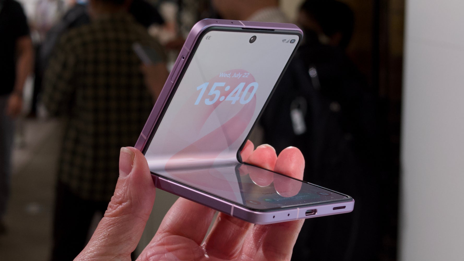 Galaxy Z Flip 8 vs Razr 70 Ultra: Which Clamshell Foldable Is Worth Your Money?
