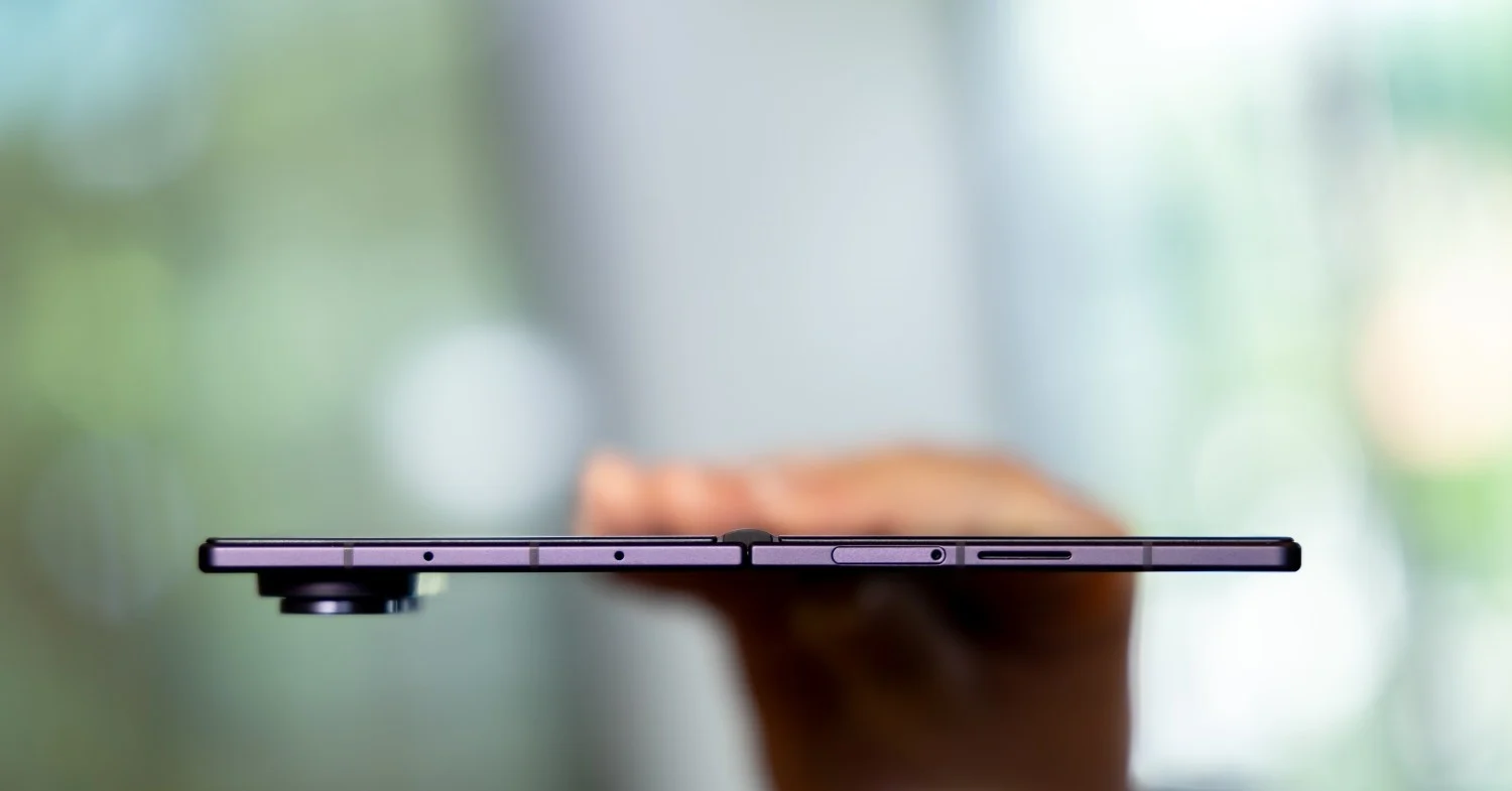 Galaxy Z Flip 8 mỏng nhất lịch sử: mỏng để làm gì?