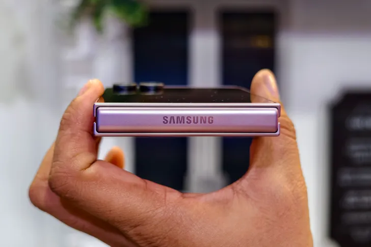 Galaxy Z Flip 8 vs Razr 70 Ultra: Which Clamshell Foldable Is Worth Your Money?