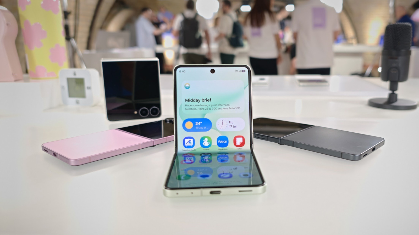 Galaxy Z Flip 8 Cover Screen: 5 App Tricks That Finally Make Sense