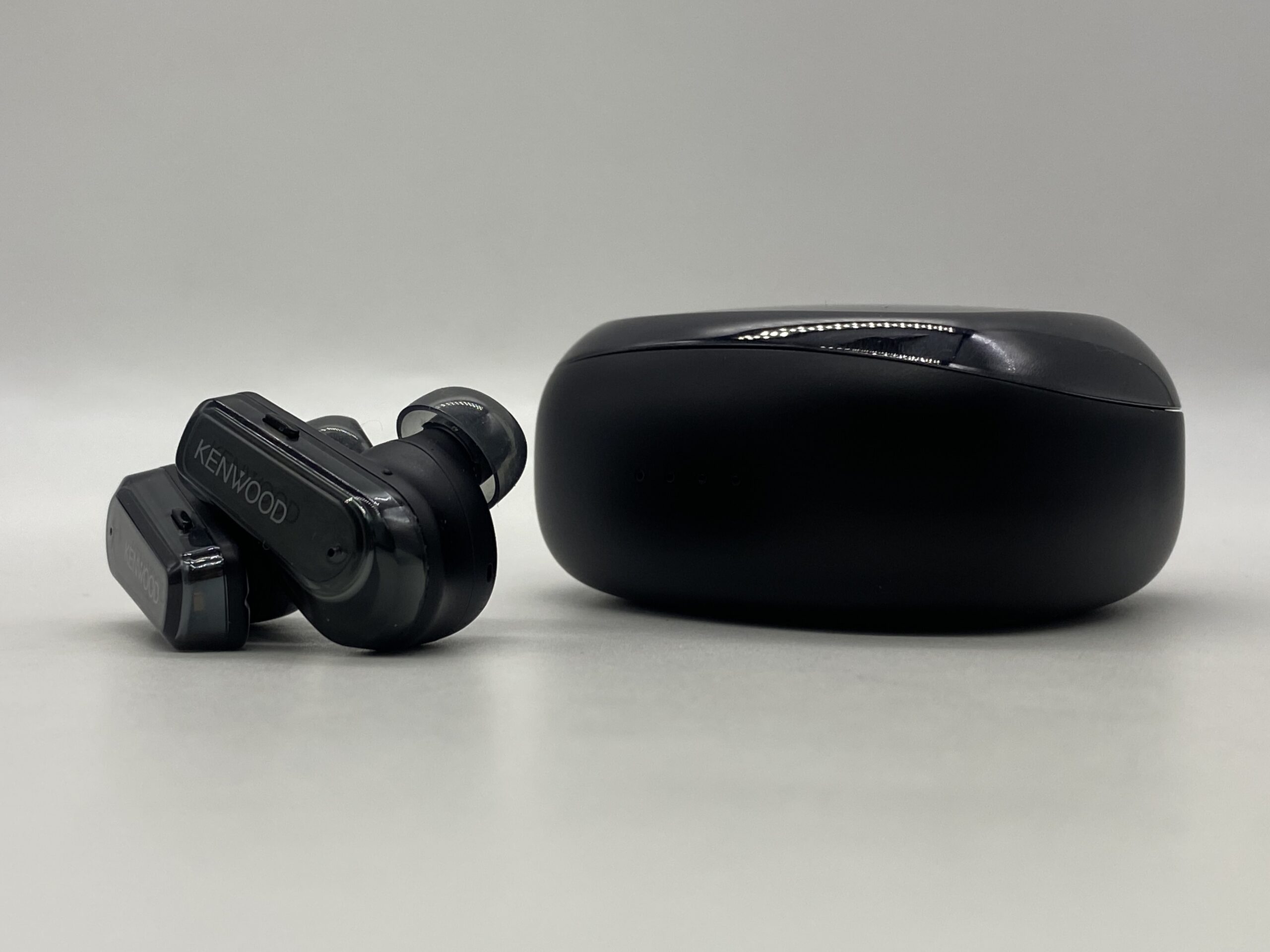 Premium Wireless Headphones Showdown: Momentum 5 vs Glass Core Pro