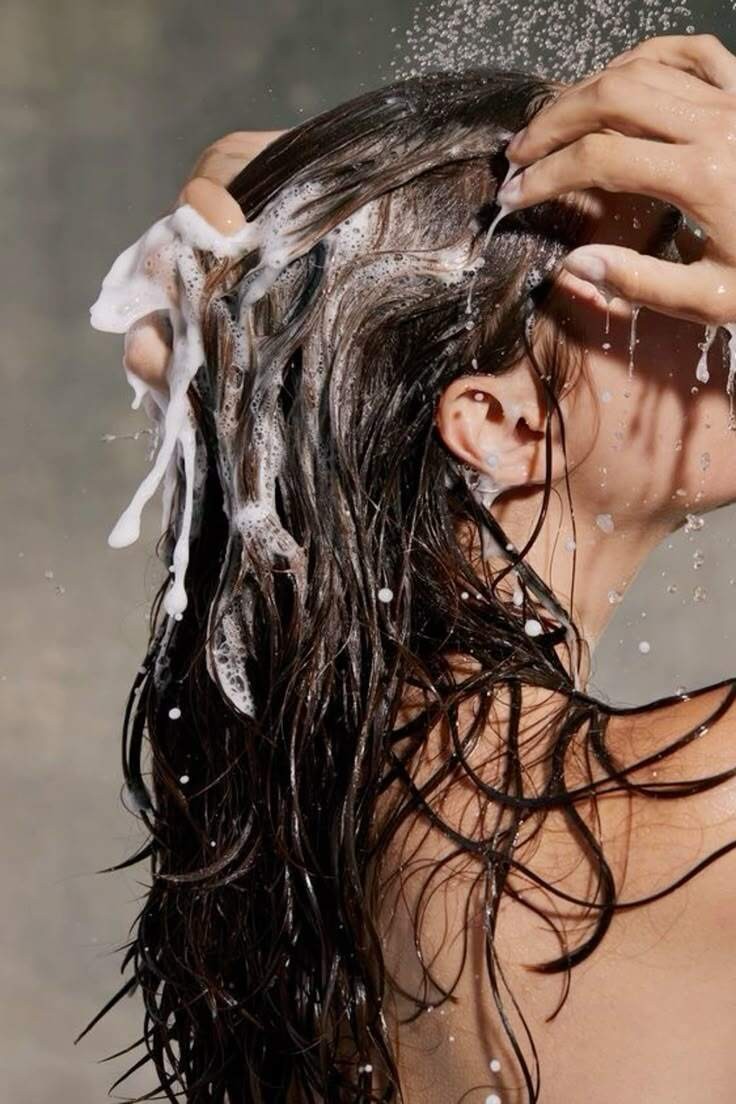 Phục hồi tóc sau bơi lội: Loại bỏ clo và muối biển đúng cách
