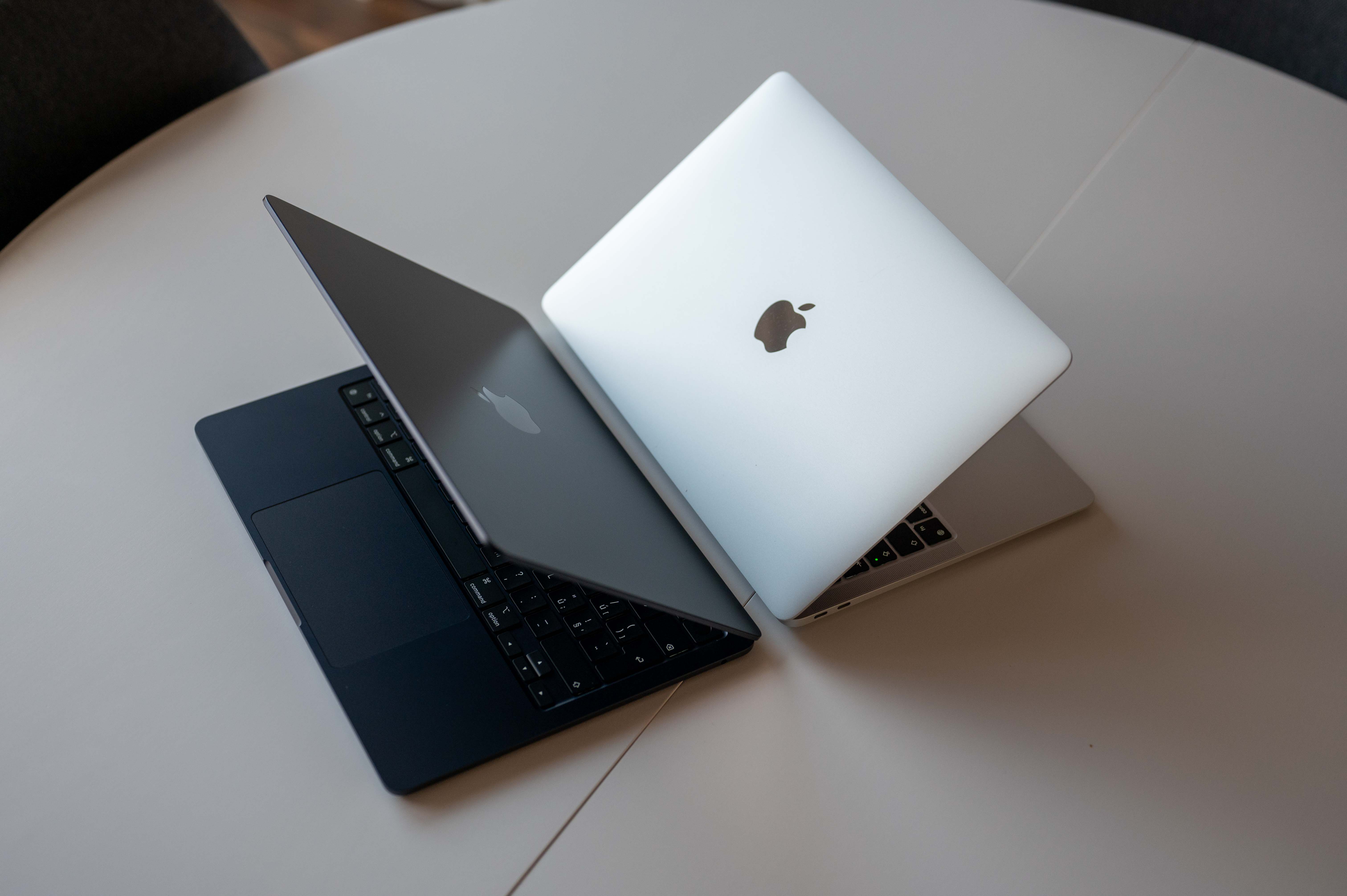 Apple tái thiết kế toàn bộ dòng Mac với OLED và MacBook giá rẻ
