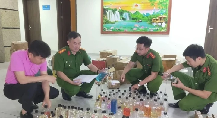 Cảnh sát triệt phá đường dây nước hoa giả liên tỉnh