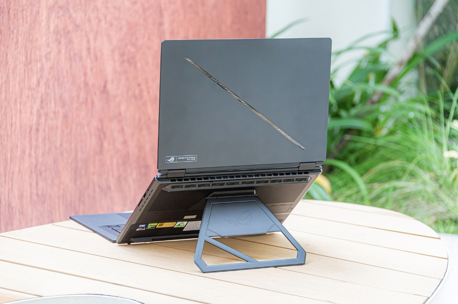 ASUS ROG Zephyrus Duo: Laptop gaming hai màn OLED có đáng tiền?