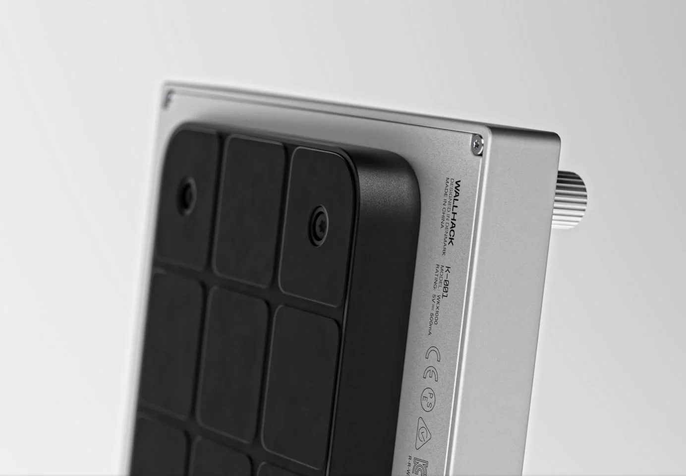 Wallhack K-001 và M-001: cú nhập môn táo bạo vào thế giới gear gaming