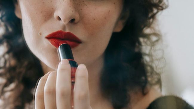 Chọn màu son môi phù hợp với tông da: từ cam đến đỏ đậm