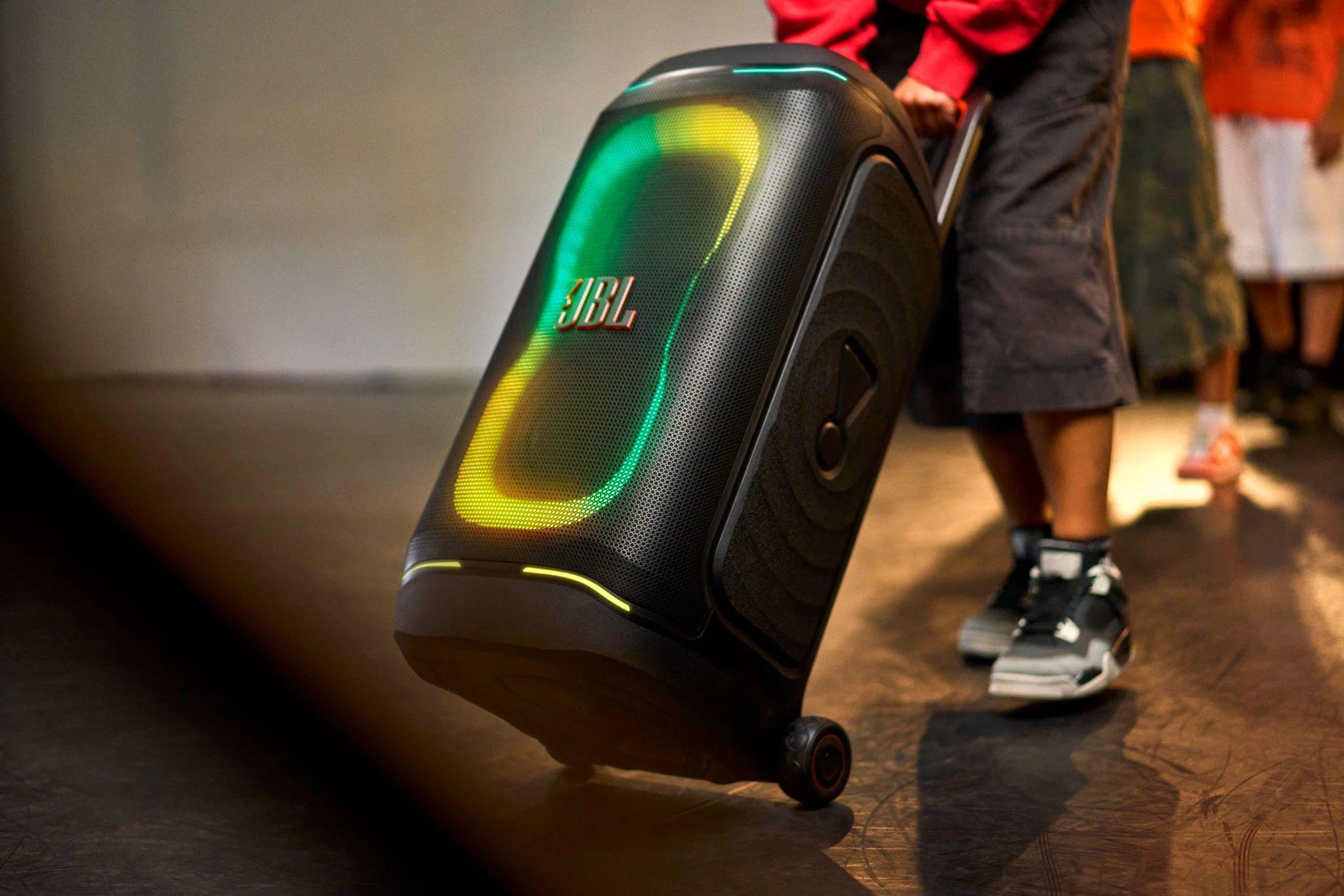 JBL PartyBox 330 và 130: AI nâng tầm loa tiệc tùng